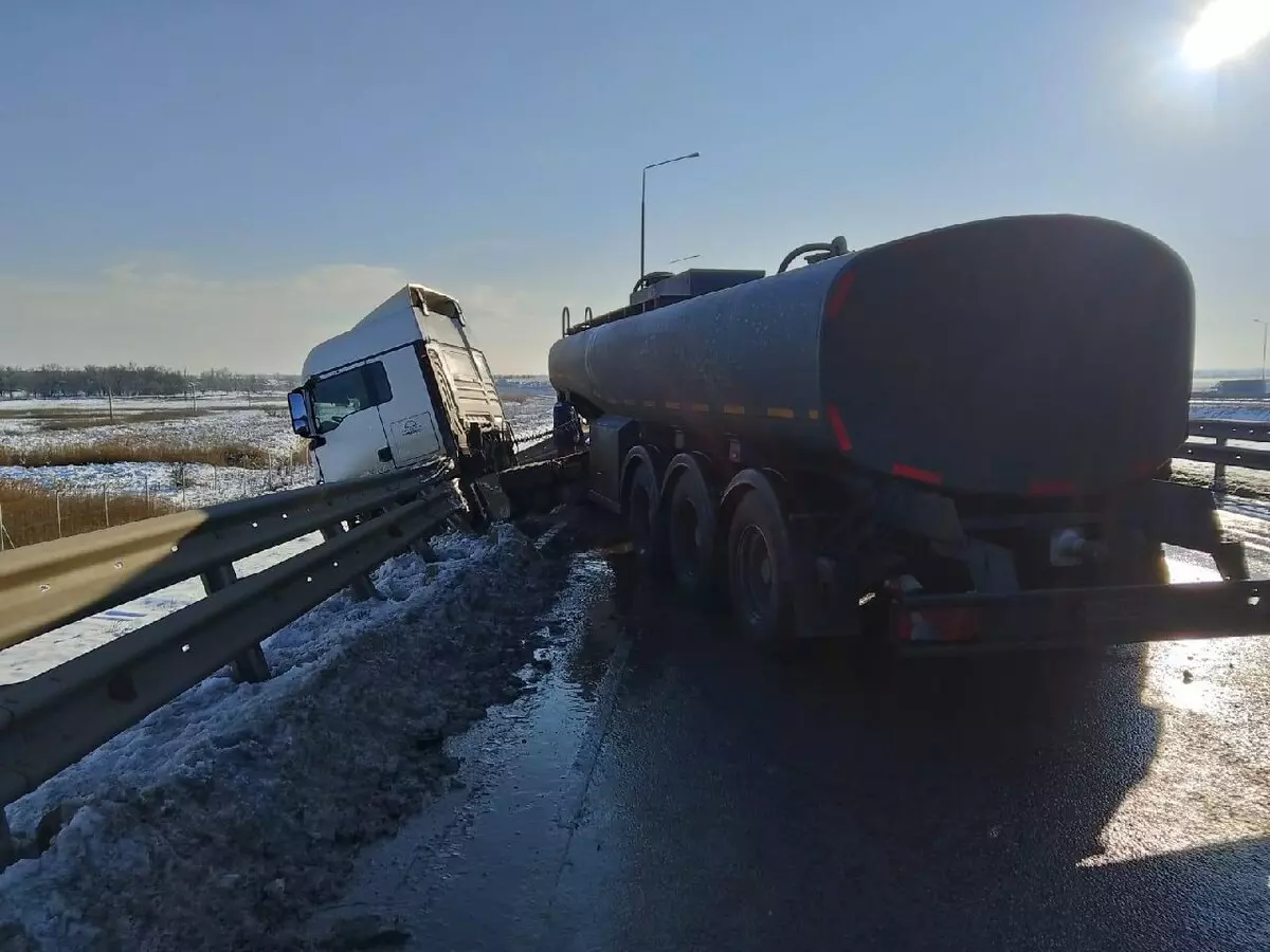 Появились подробности смертельного ДТП с цистерной на трассе в Ростовской области