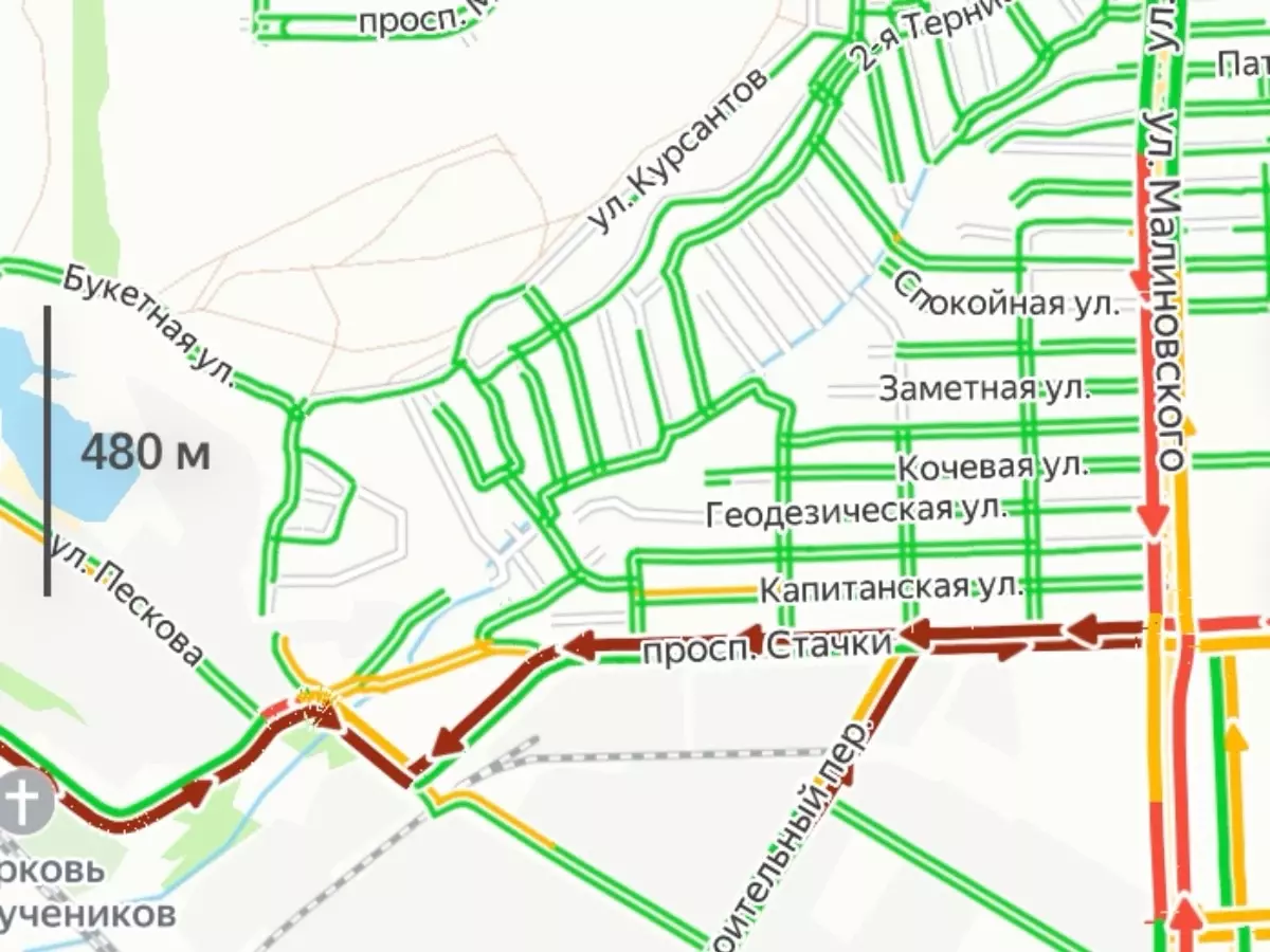 В Ростове на Стачки образовалась пробка из-за выпавшего из фуры груза