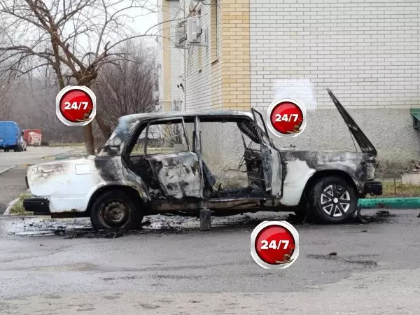 В Донецке легковушка сгорела дотла на парковке во дворе дома