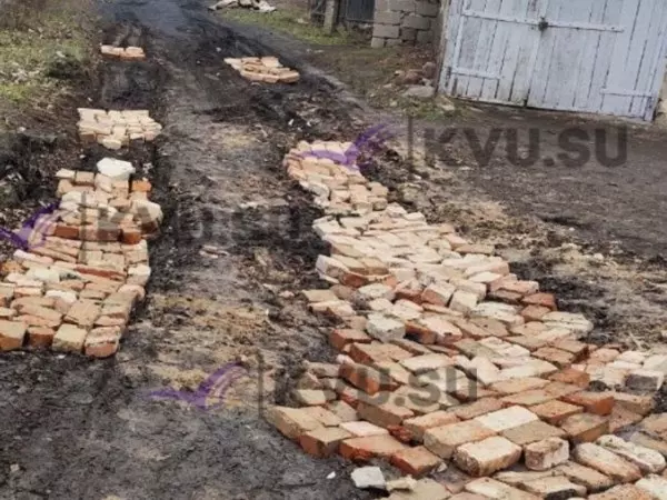 В Шахтах горожане выложили дорогу из кирпича, чтобы до них доезжал мусоровоз