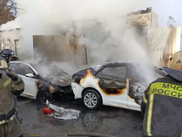 В Ростове потушили горящий автосервис