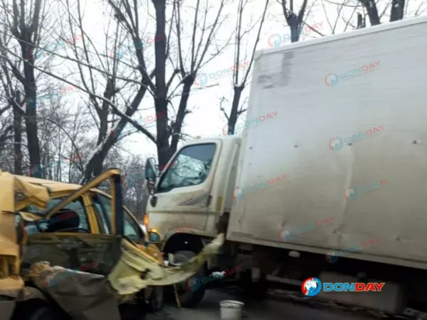 Легковушку смяло в жестком ДТП с грузовиком в Новочеркасске