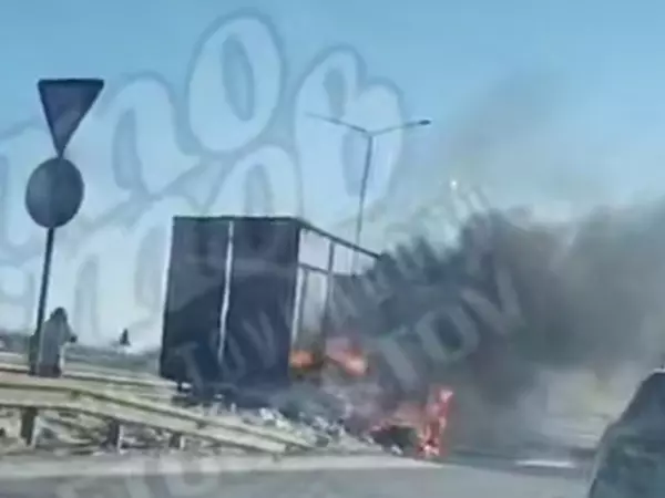 Фура сгорела дотла на трассе в Ростовской области