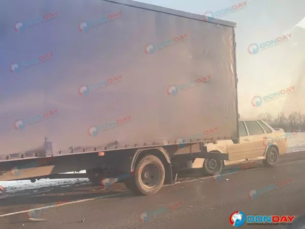 Водитель легковушки врезался в грузовик на Северном обходе Ростова