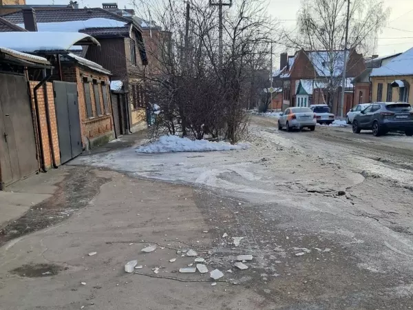 В Ростове из-за замерзшей коммунальной реки проезжая часть превратилась в каток