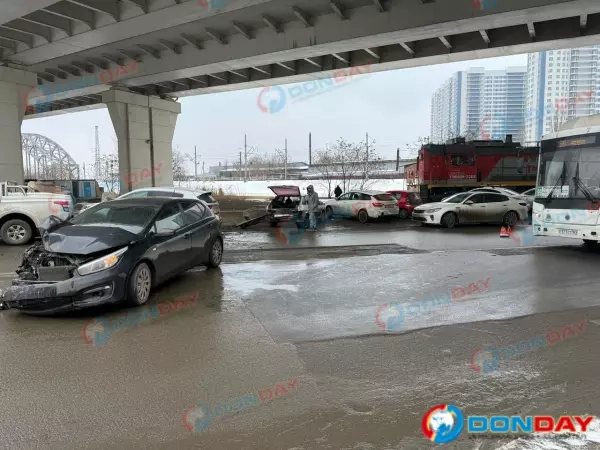 В центре Ростова под мостом Сиверса произошла массовая авария