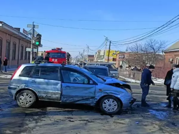Появилось видео ДТП в Сальске, в котором пострадал школьник