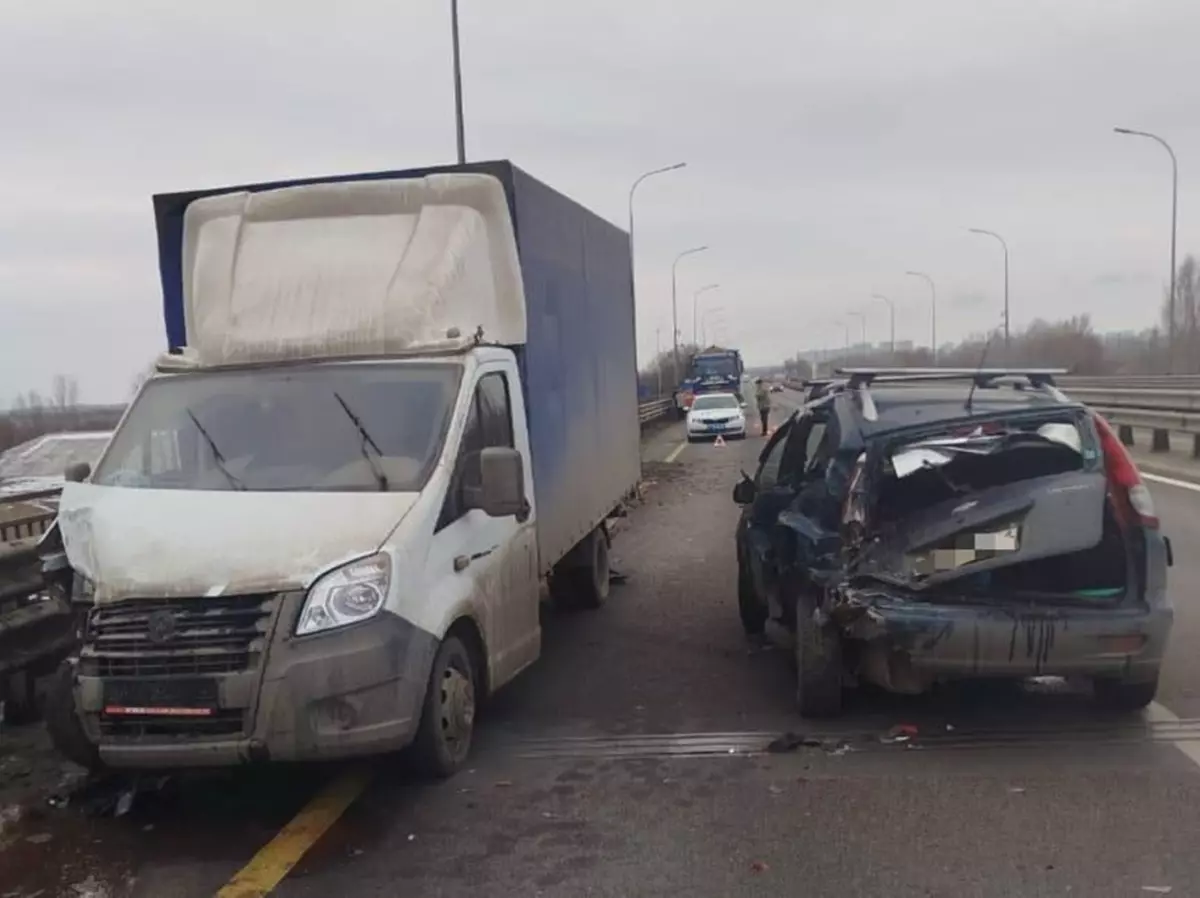 Водитель попал под колеса своего автомобиля на трассе под Ростовом