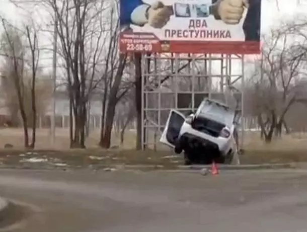 В Волгодонске такси застряло в канаве после ДТП