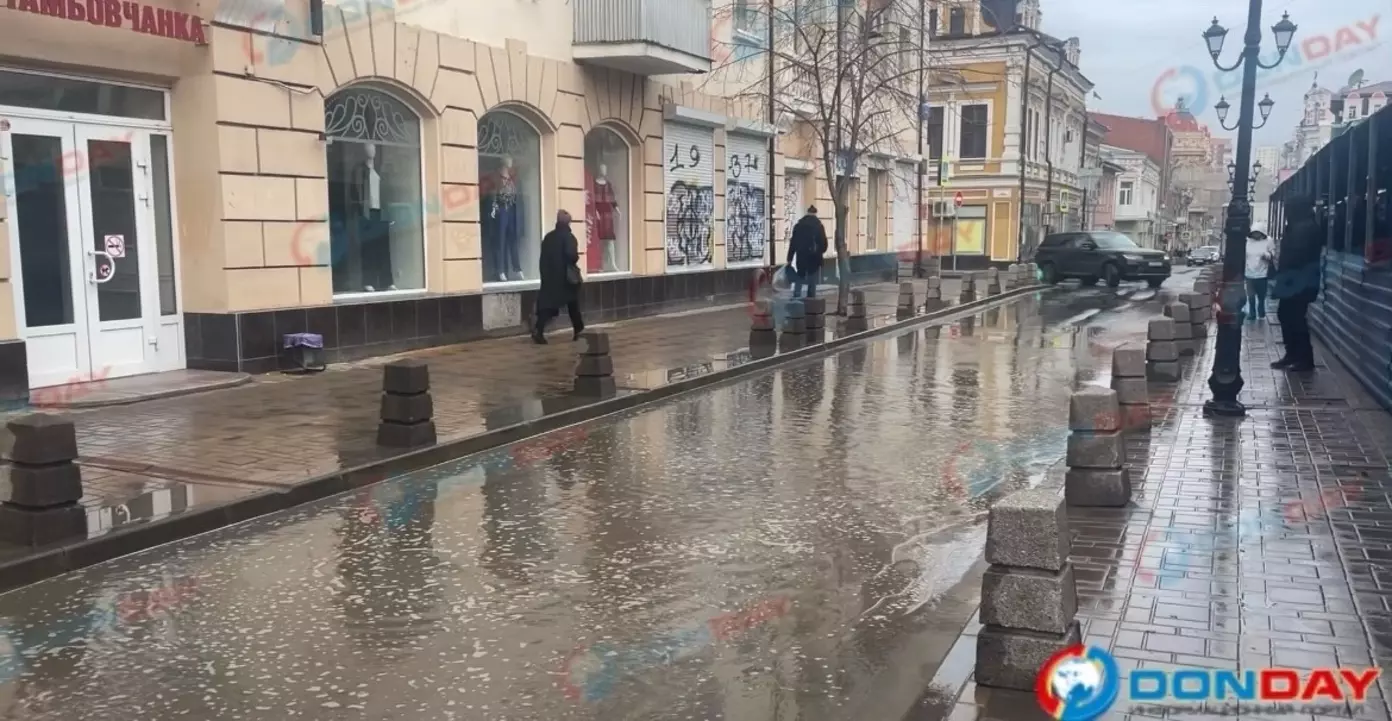В Ростове из-за прорыва трубы частично затопило переулок Семашко