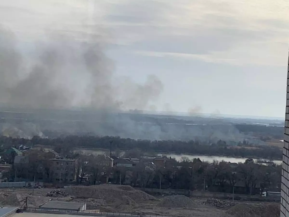 В Азовском районе полыхает сухая растительность на 400 квадратных метров