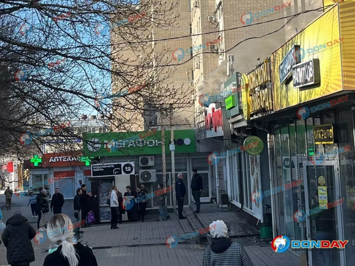В Ростове на площади 2-й Пятилетки горит мясной магазин