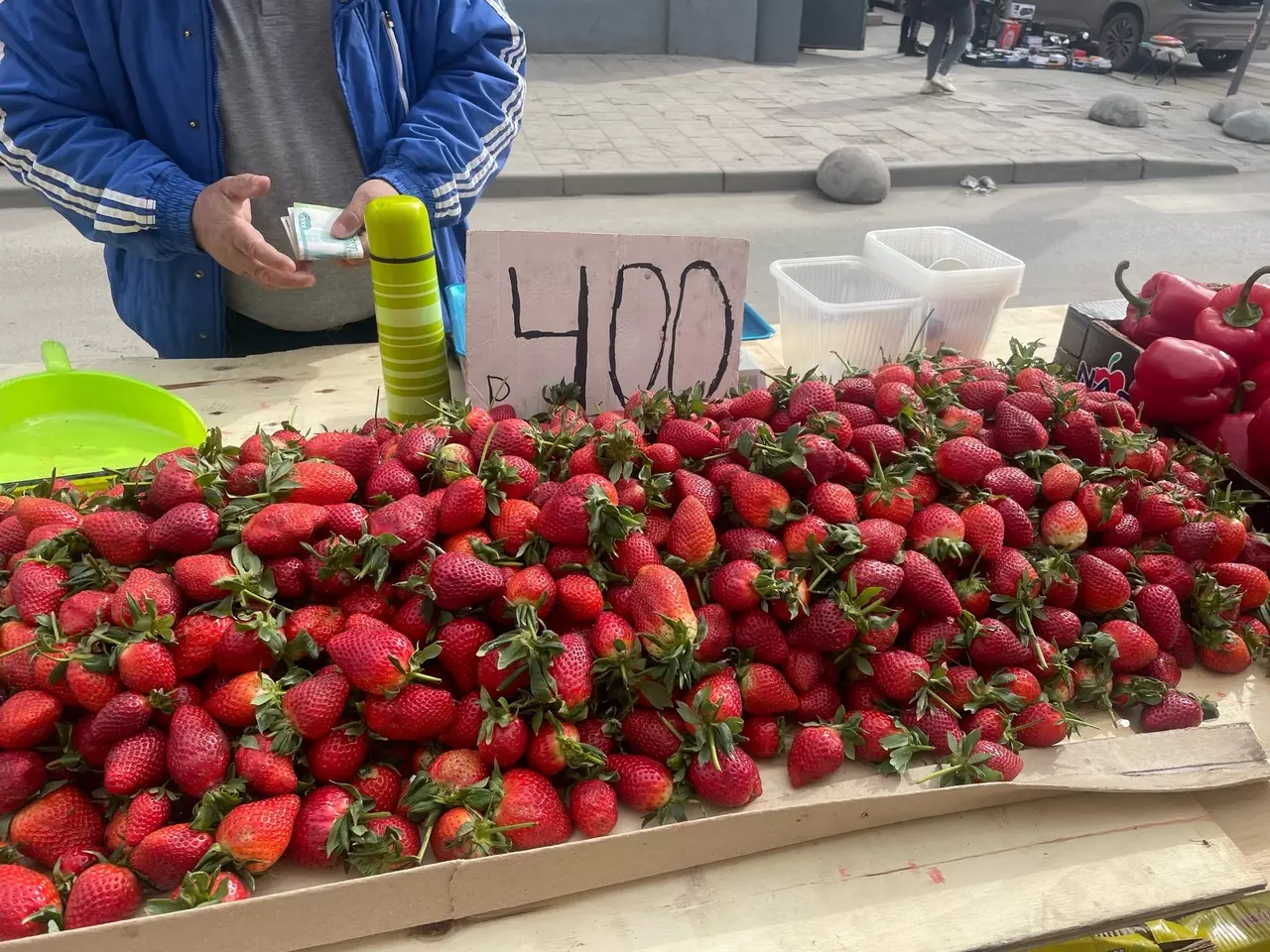 В Ростове продают клубнику по 400 рублей за килограмм
