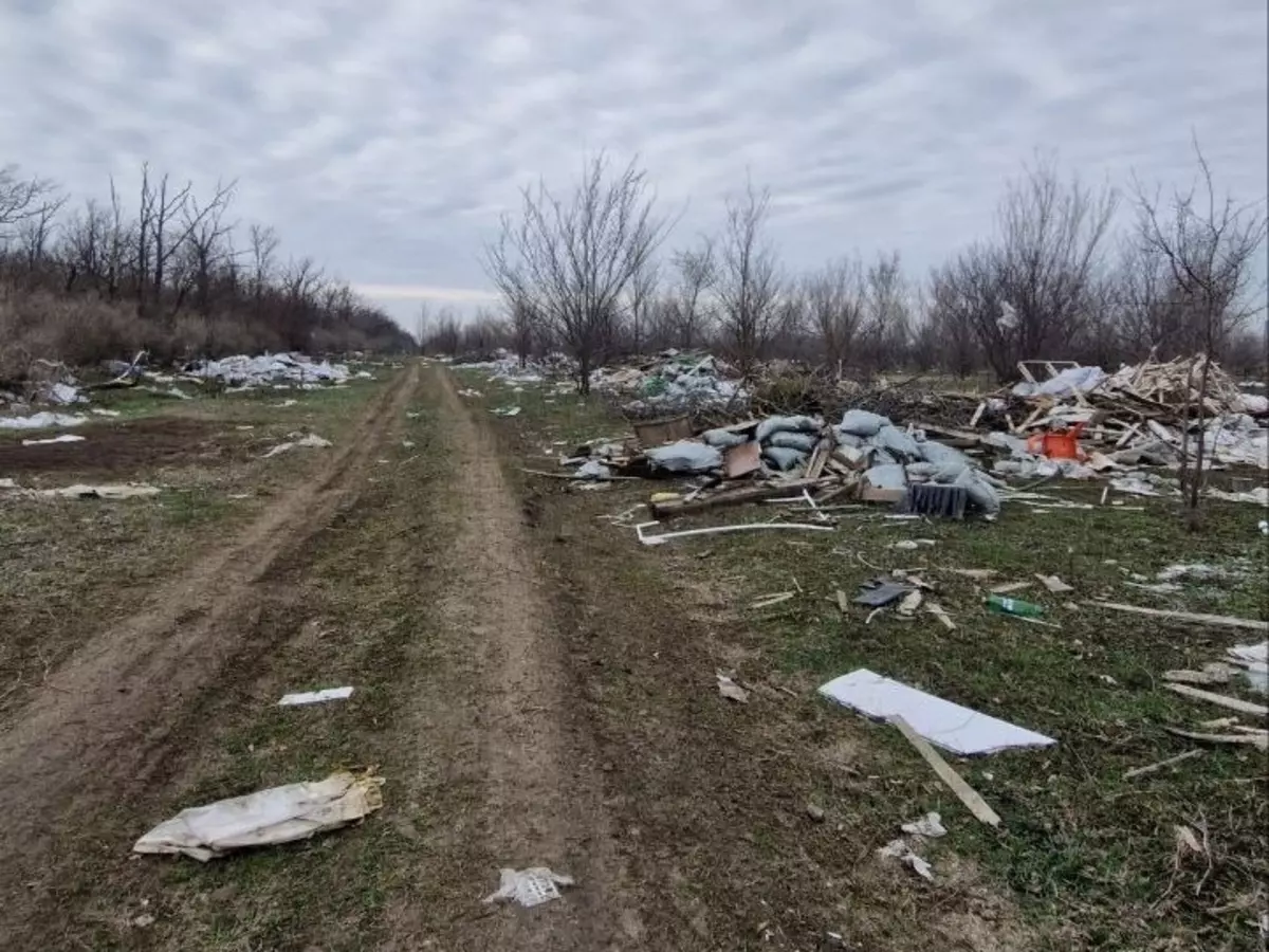 Жители Ростова пожаловались на стихийную свалку на Левенцовском поле