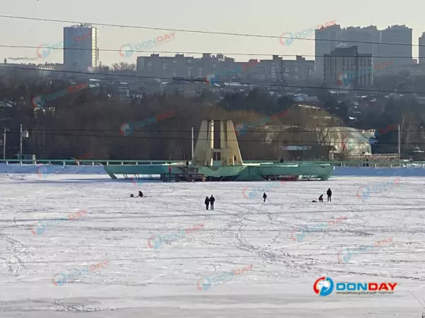 Ростовчане вышли на тонкий лед Северного водохранилища ради фото