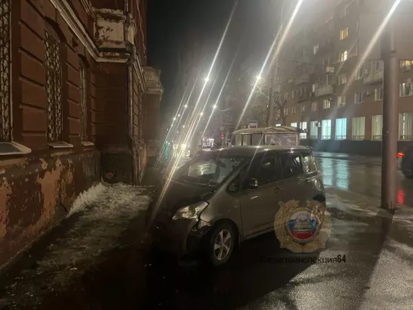 В Саратове женщина за рулем автомобиля пострадала, врезавшись в здание