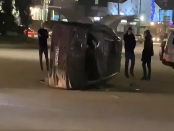 Кроссовер перевернулся после ДТП на Сельмаше в Ростове