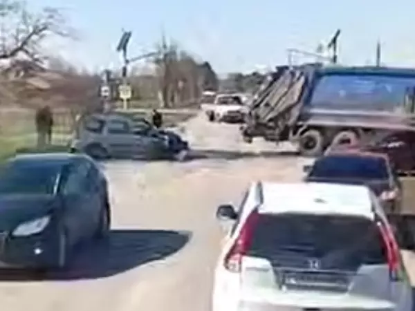 В Ростовской области в ДТП с мусоровозом пострадал пенсионер