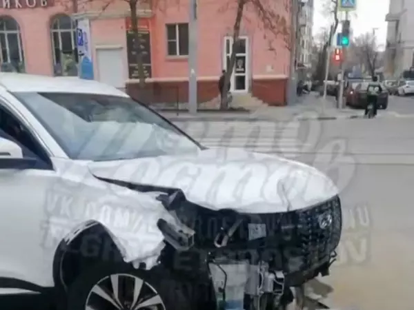 Легковушка на полном ходу снесла ограждение в центре Ростова
