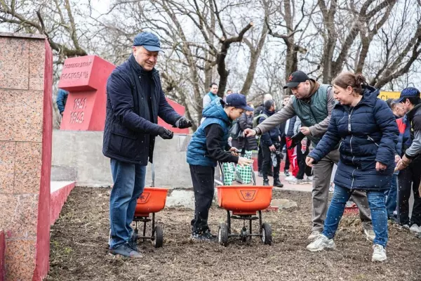 Фото к материалу: Александр Скрябин совместно с ростовчанами принял участие в субботнике