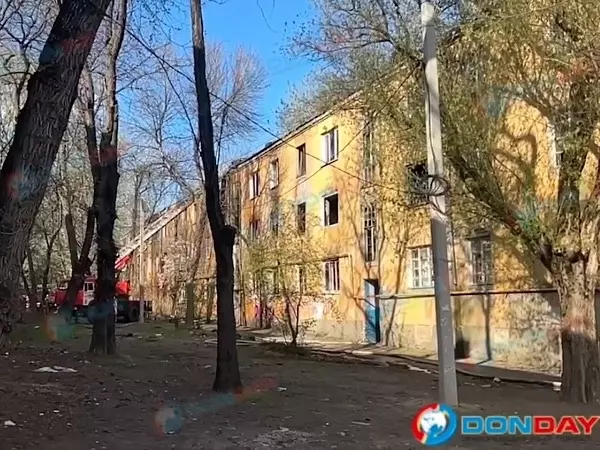 В Ростове потушили крупный пожар в заброшенном доме на Мечникова