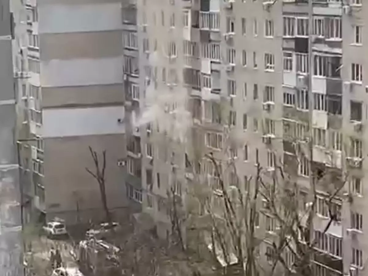 В Ростове из дома, где горит квартира на Военведе, эвакуировали 20 человек