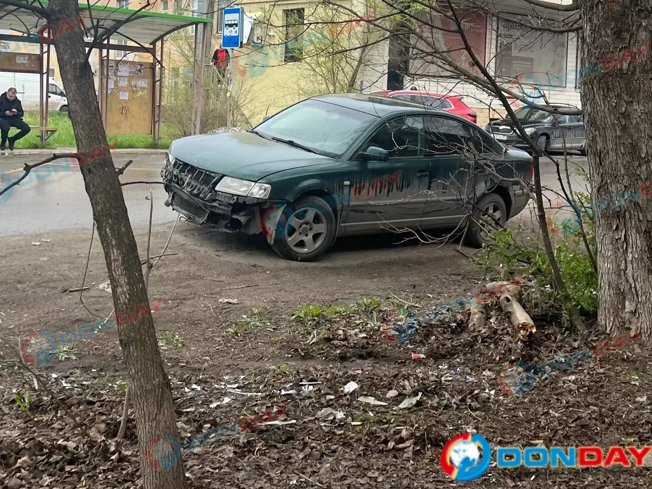 В Батайске погиб водитель легковушки, которая влетела в припаркованное авто