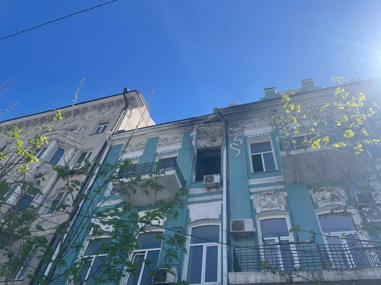 В центре Ростова в здании купца Маврогордато больше года «красуется» дыра на фасаде