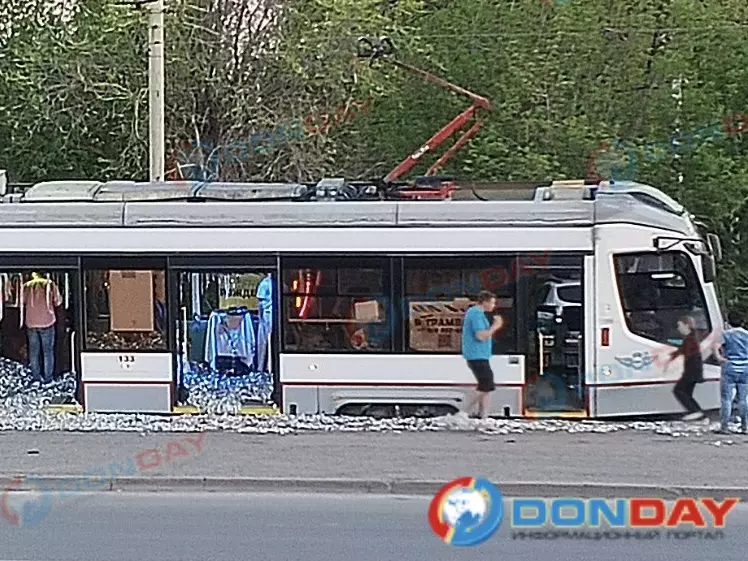 В Ростове на трамвайных путях люди оставили конфети после праздника