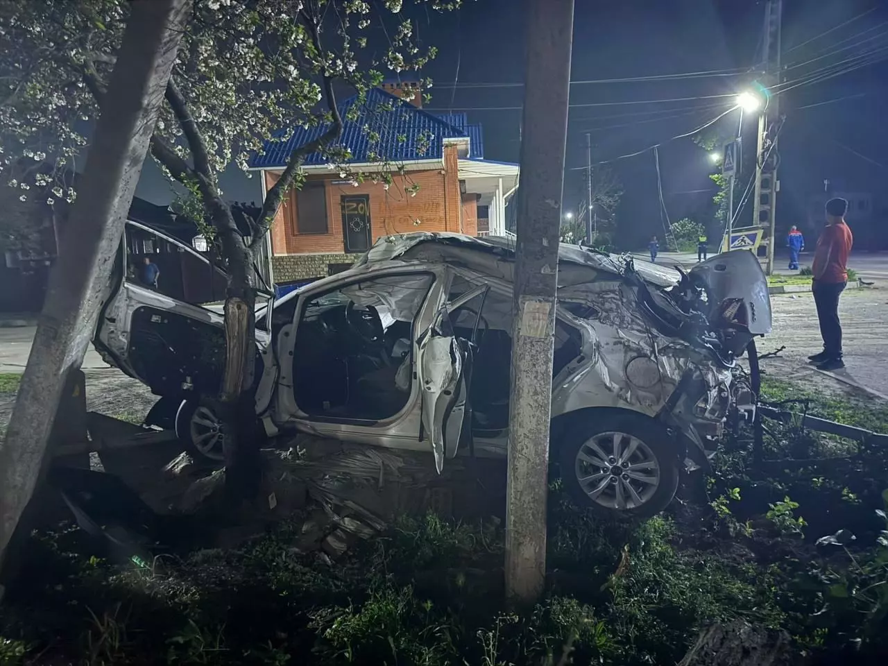 Водитель автомобиля доставили в больницу после жесткого ДТП в Батайске