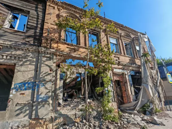 Разрушающийся особняк на Державинском в Ростове не могут огородить