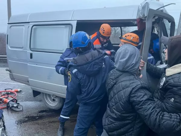 В Ростовской области людей зажало в салоне грузовика из-за ДТП