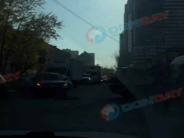 В Ростове из-за ДТП на Береговой затруднено движение транспорта
