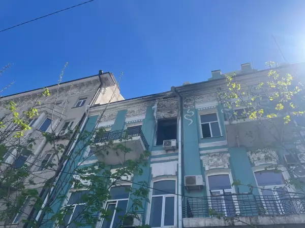 В центре Ростова в здании купца Маврогордато больше года «красуется» дыра на фасаде