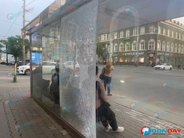 В центре Ростова два месяца не могут починить разбитую «умную» остановку