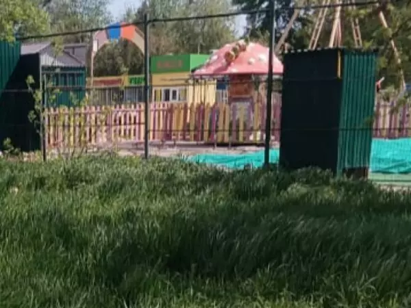 В Шахтах горожане жалуются на сломанные лавочки, фонтан и заросли в парке