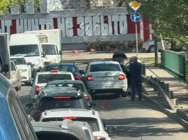 В Ростове пробка сковала движение в районе Змиевского проезда из-за ДТП