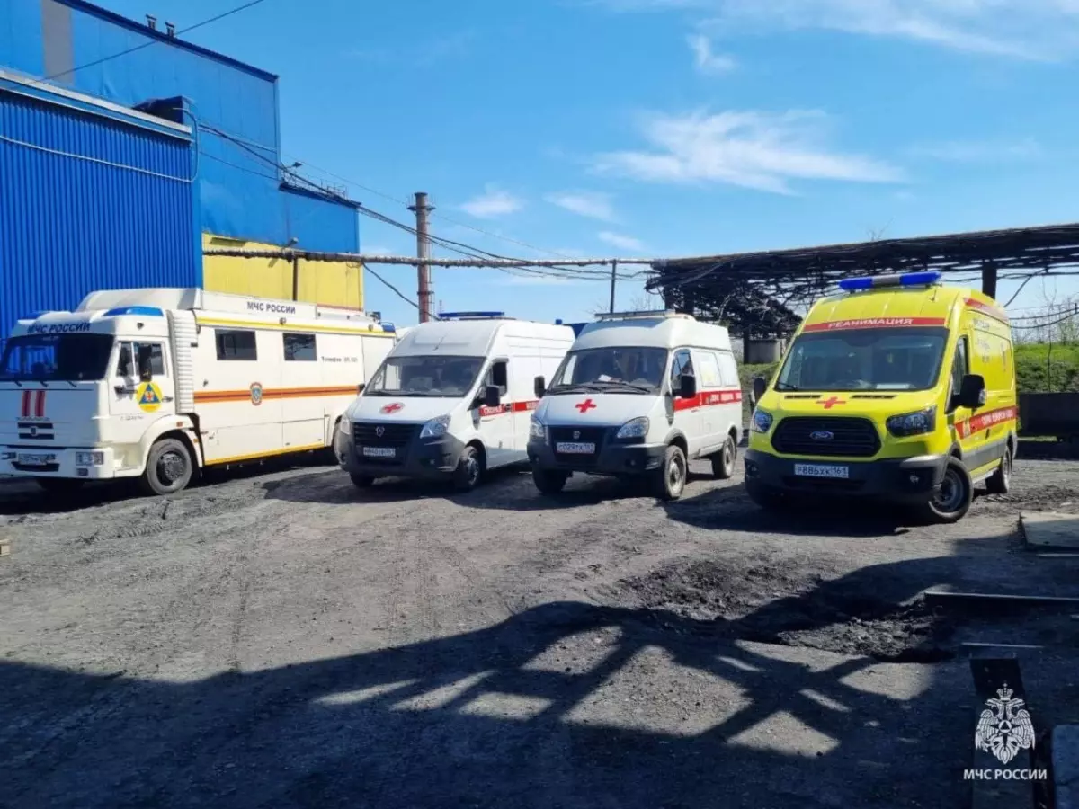 Появились кадры шахты в Ростовской области, где под завалами оказались два горняка