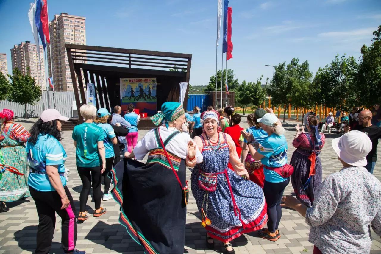 В Суворовском районе Ростова-на-Дону прошел IV фестиваль северной ходьбы