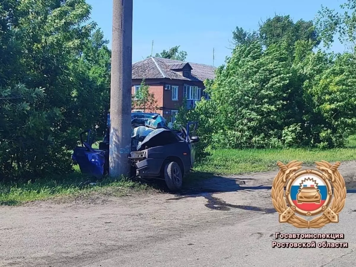 Двое погибли в Шахтах после наезда легковушки на столб