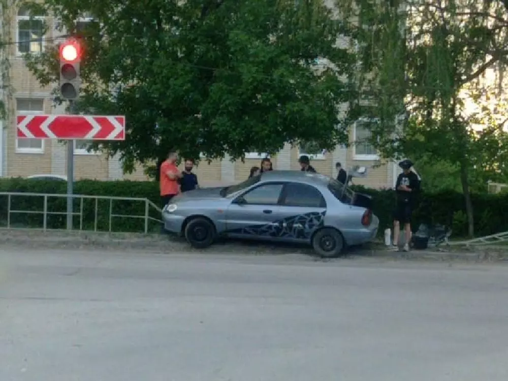 В Волгодонске водитель на скорости снес ограждение