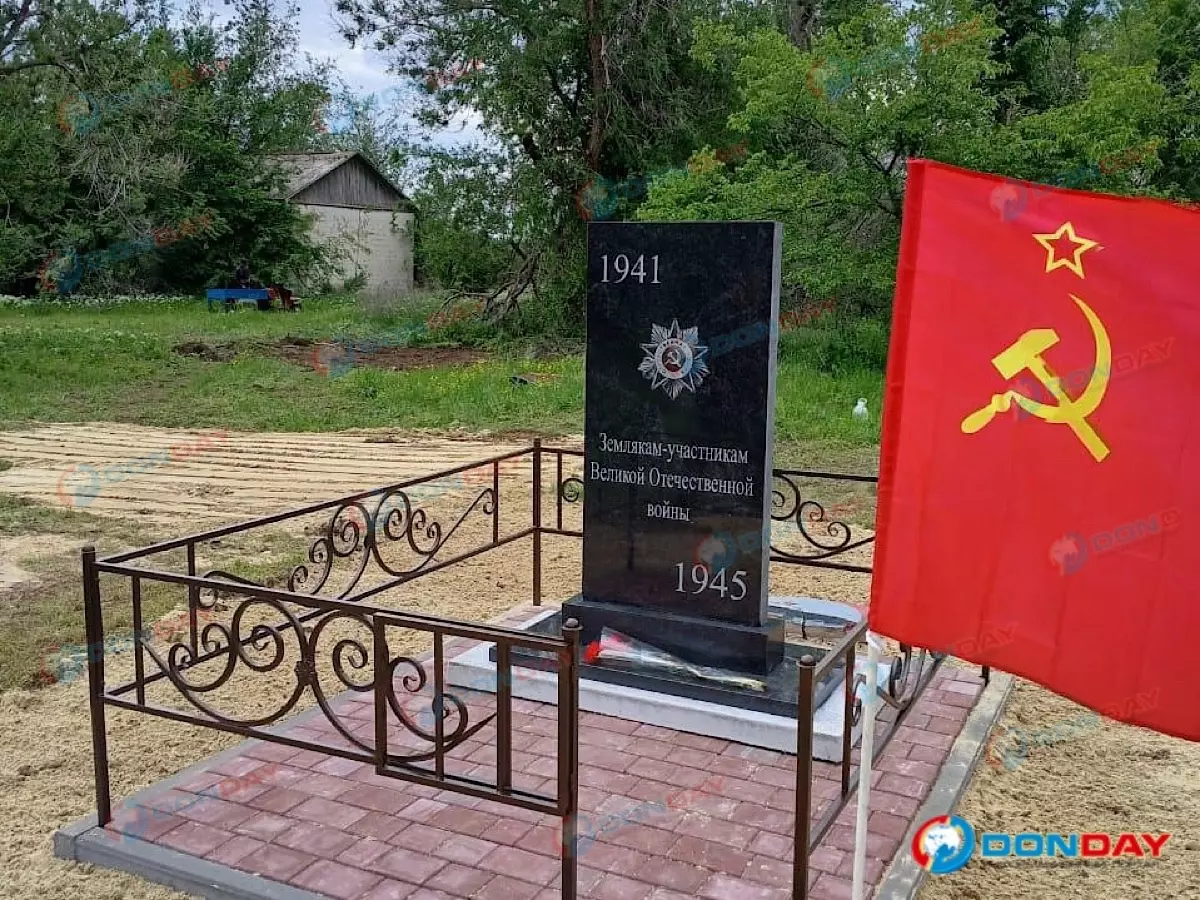 Власти Морозовского района успели установить новую стелу к 9 мая в поселке Разлатный 