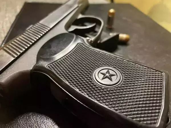 Парень с пистолетом напугал сотрудников скорой помощи в Санкт-Петербурге