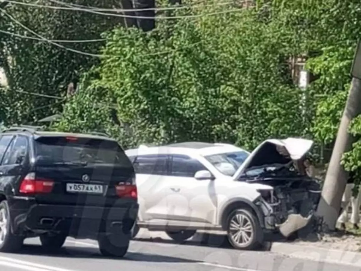 В Ростове автомобилист врезался в столб на Чкаловском