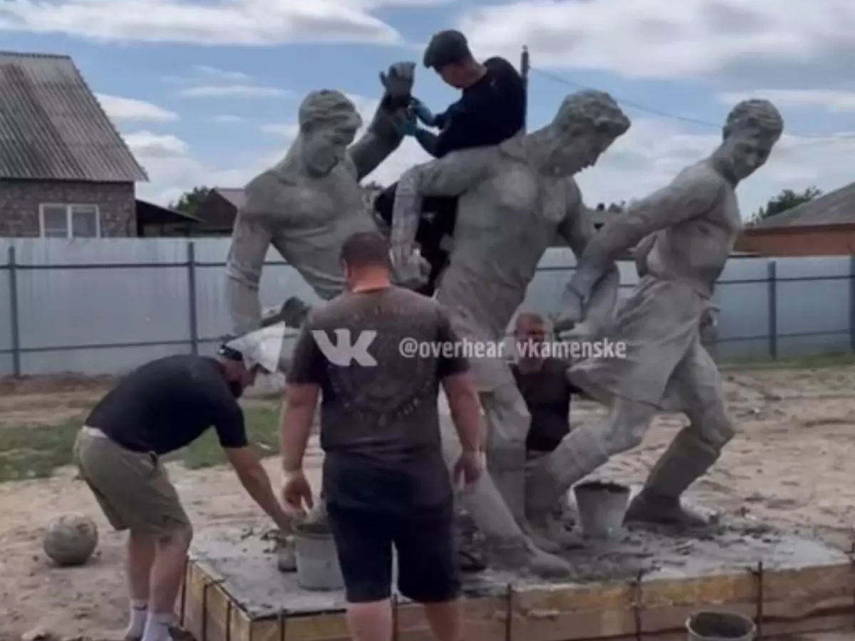 Скульптор из Каменска показал, как проходит реставрация скульптуры со стадиона «Прогресс»