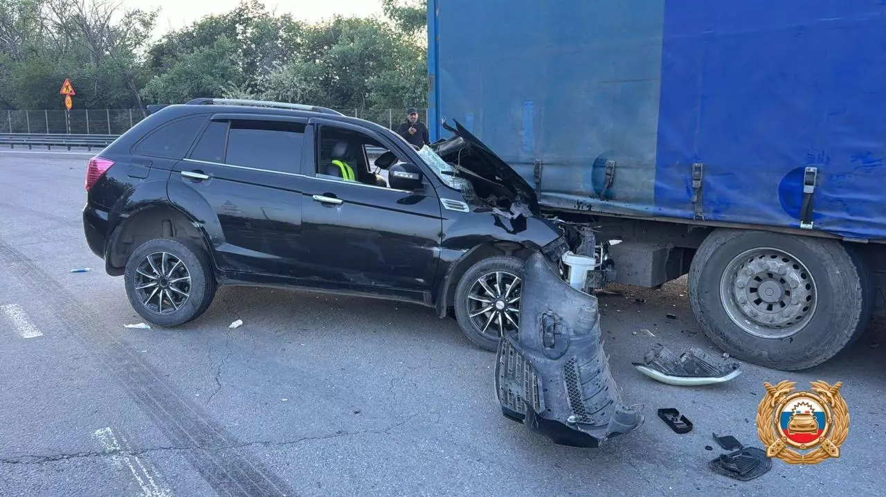 Пьяный водитель легковушки пострадал, врезавшись в грузовик в Ростовской области