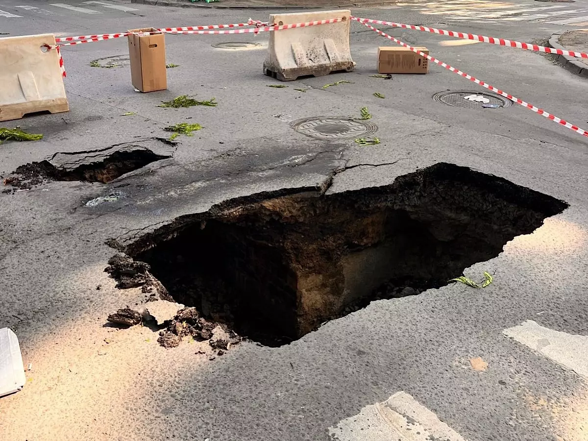 В Ростове оградили яму, куда провалился мусоровоз