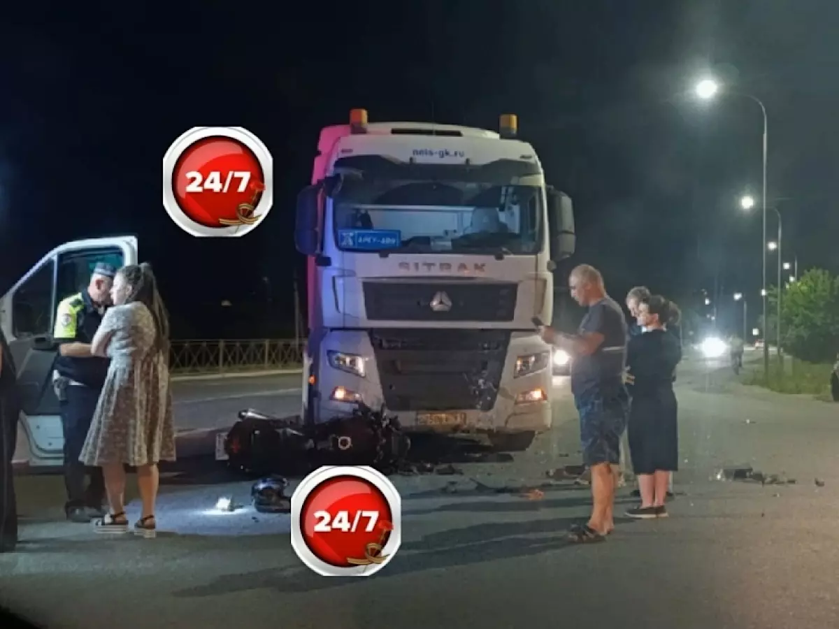 В Донецке Ростовской области мотоциклист влетел в фуру