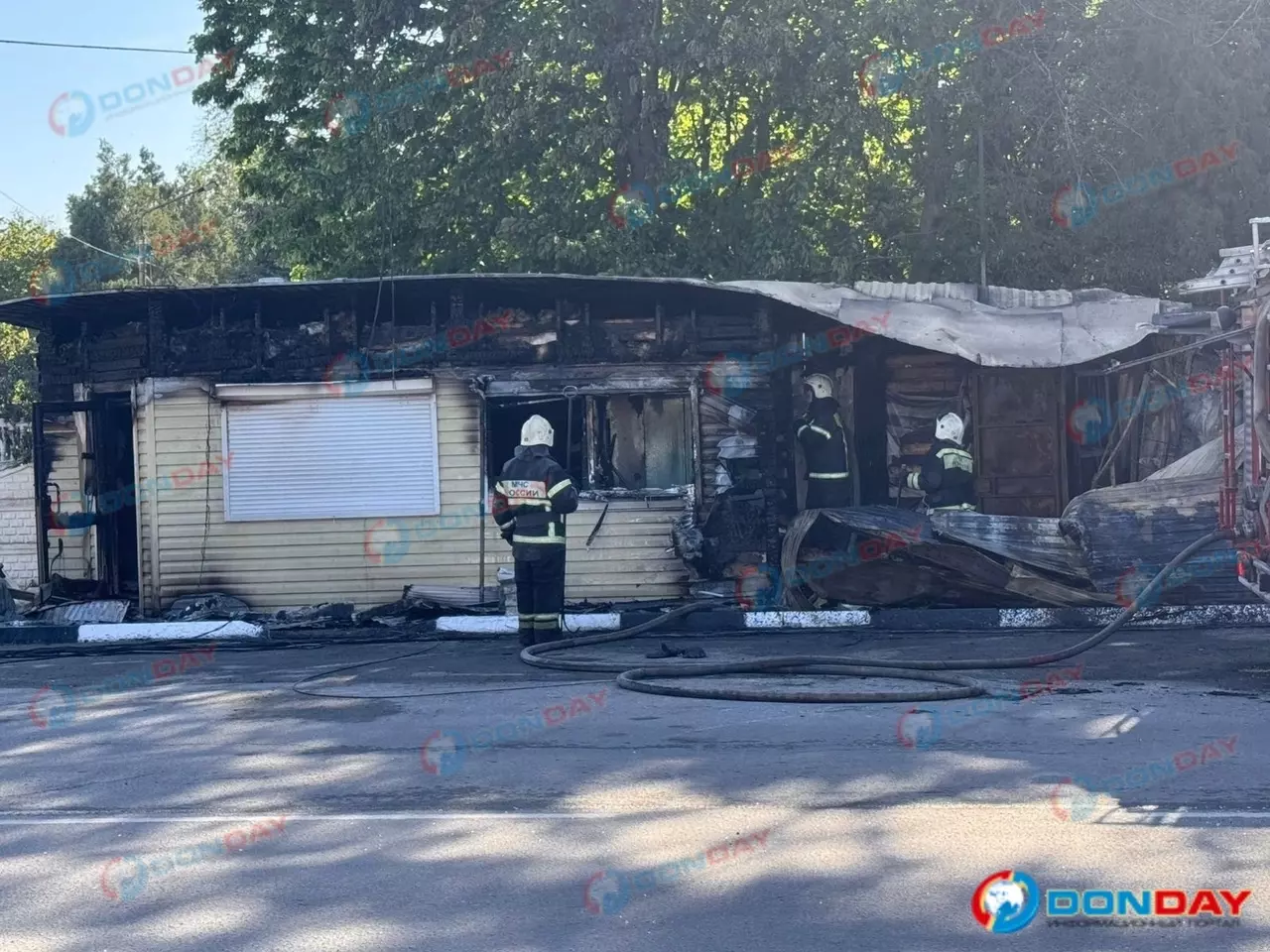 Кадры с места пожара торговых ларьков в Батайске