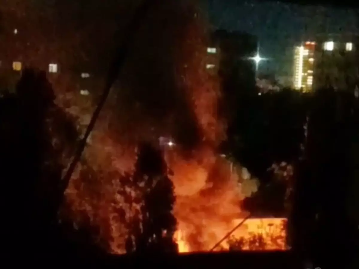 В Ростове ночью сгорел микроавтобус